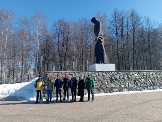 Сотрудники ЦЛАТИ по Пермскому краю провели уборку  Мемориала «Скорбящая мать»